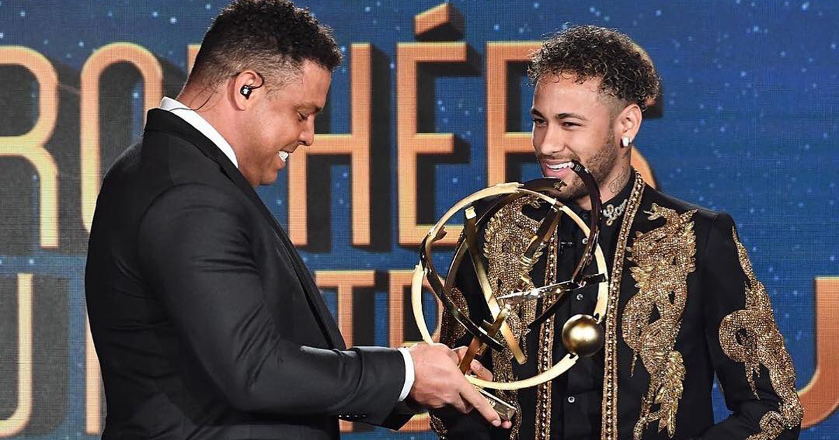 Neymar recibió el premio de manos de Ronaldo © Twitter/ Neymar Jr.