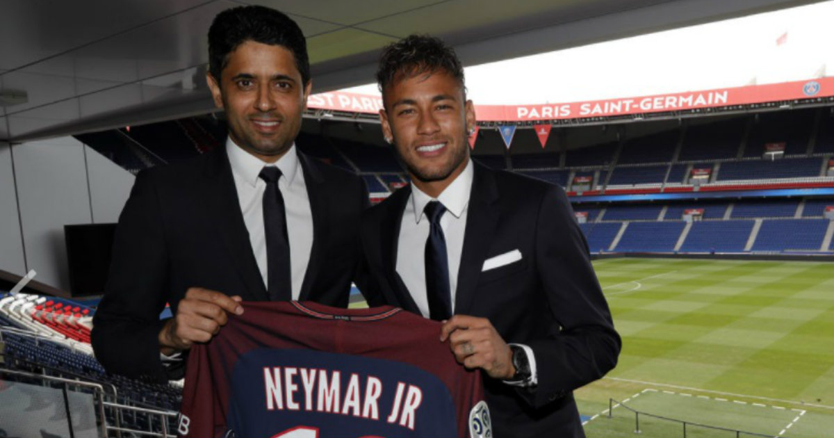 Neymar acompañado por el presidente del PSG, Nasser Al-Khelaifi © C.Gavelle / PSG