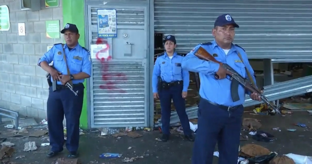 Agentes de policía custodiando un supermercado en Nicaragua tras los saqueos © Ruptly