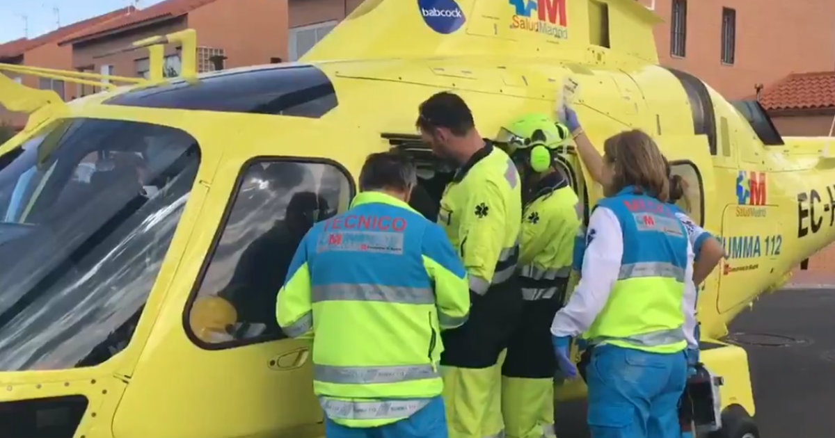 Los médicos momentos antes de evacuar al niño herido en Madrid © Twitter / @112cmadrid