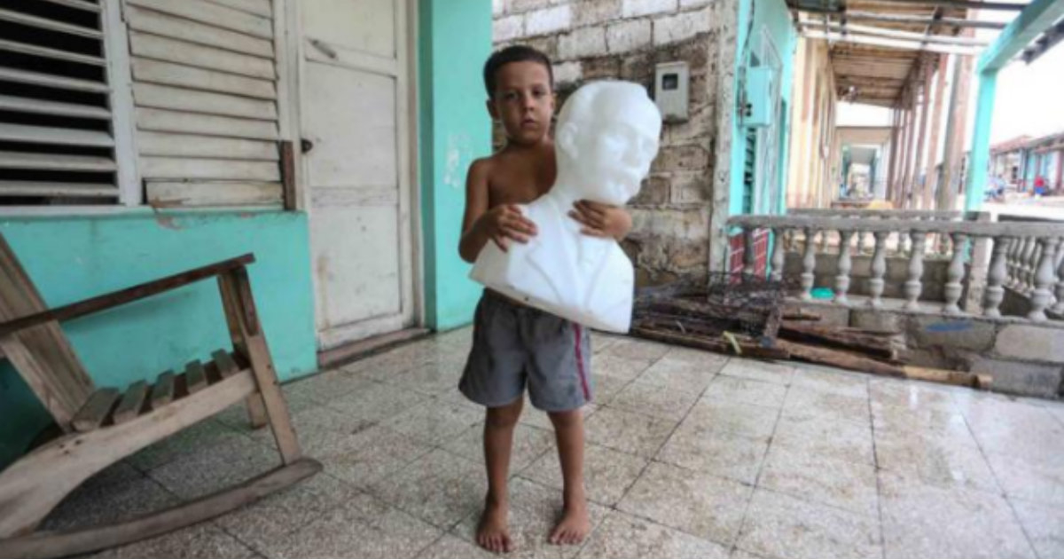 Niño cubano con busto de José Martí tras paso de Irma por Cuba © Yander Zamora