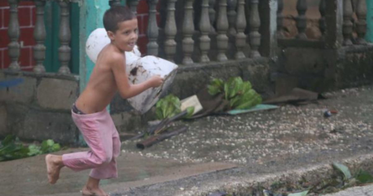 Niño cubano rescata busto de Martí del huracán Irma © Yander Zamora