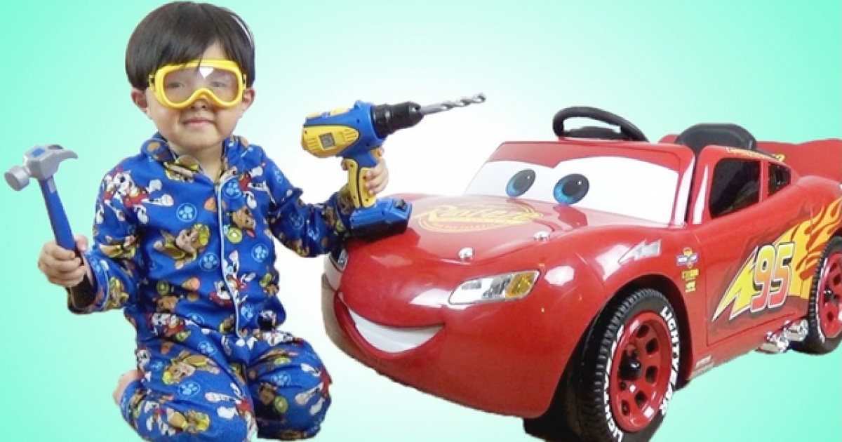 Este niño de 6 años se hizo millonario abriendo sus juguetes en   (VIDEOS)