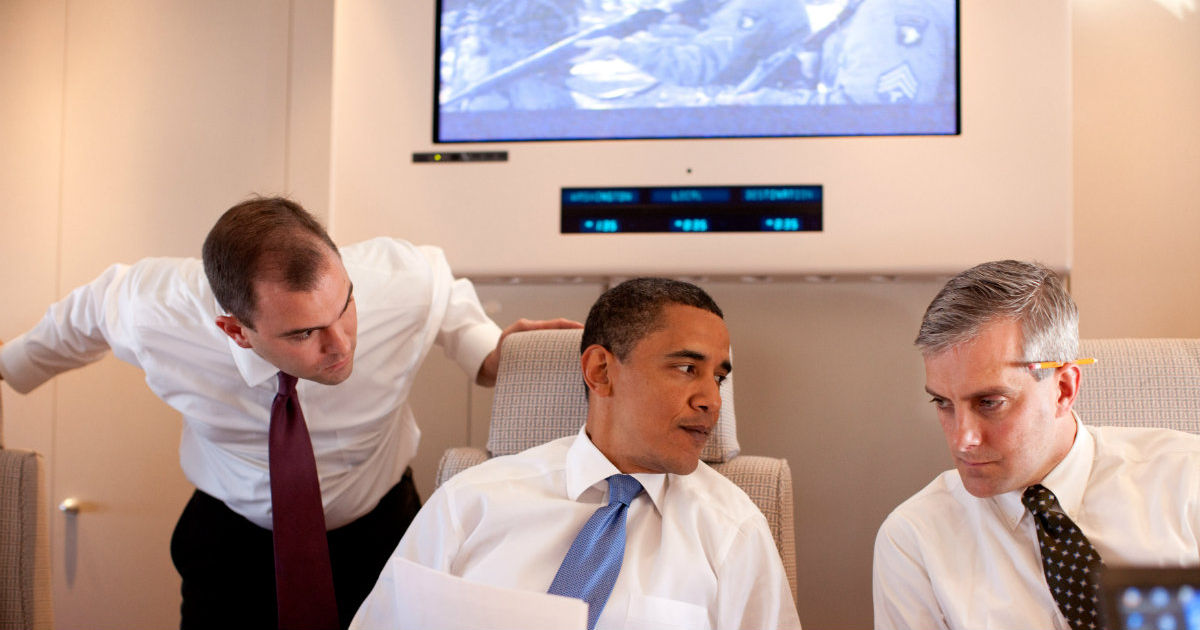 Ben Rhodes (izda) y Barack Obama (centro) durante una reunión © Wikimedia Commons