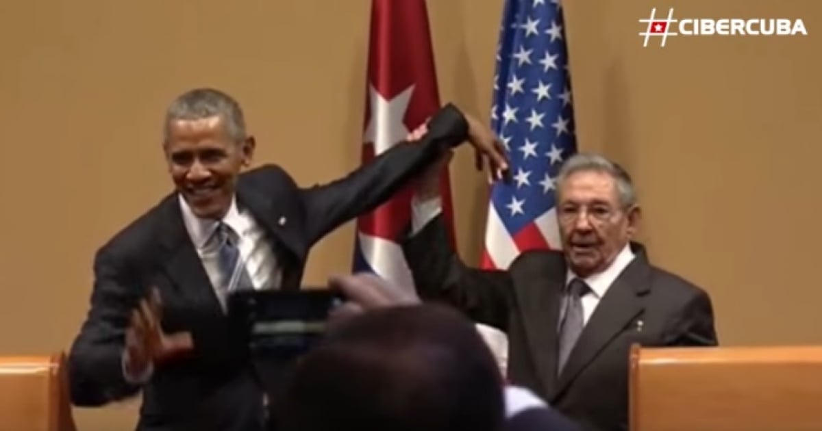 Raúl Castro y Obama en una posición incómoda © Cibercuba