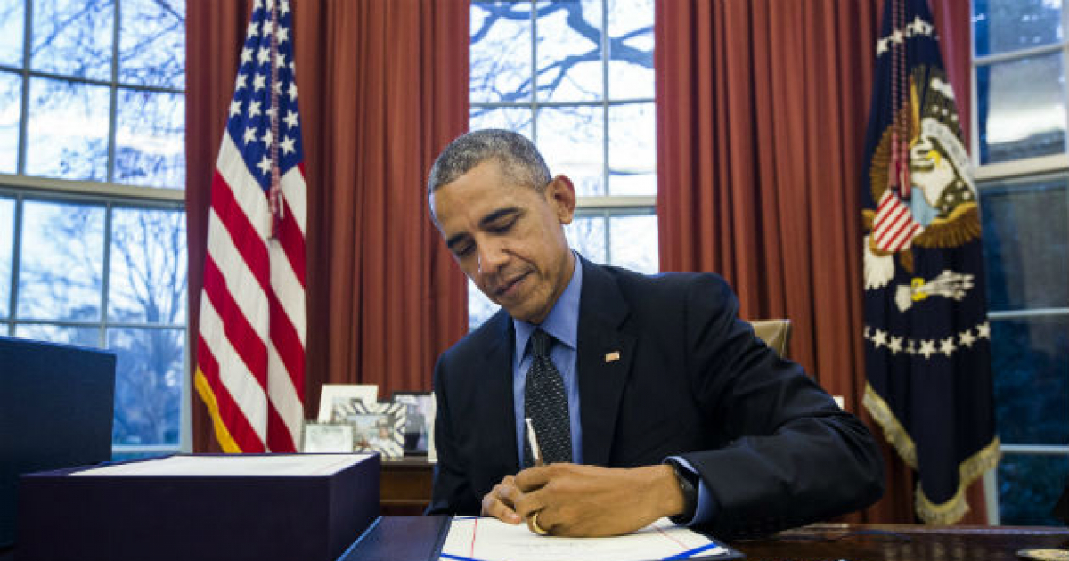 Barack Obama firmando documentos en su despacho de la Casa Blanca © Panamá América