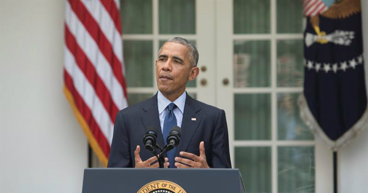 El presidente de EEUU, Barack Obama, alza las manos en un discurso © EFE / Archivo