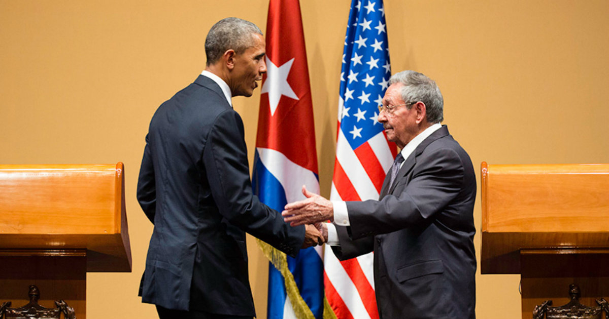 Obama y Raúl Castro estrechan sus manos antes de la rueda de prensa © Wikipedia