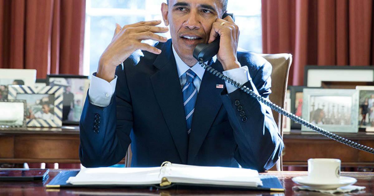 Barack Obama hablando por teléfono en una imagen de archivo © Obama Library