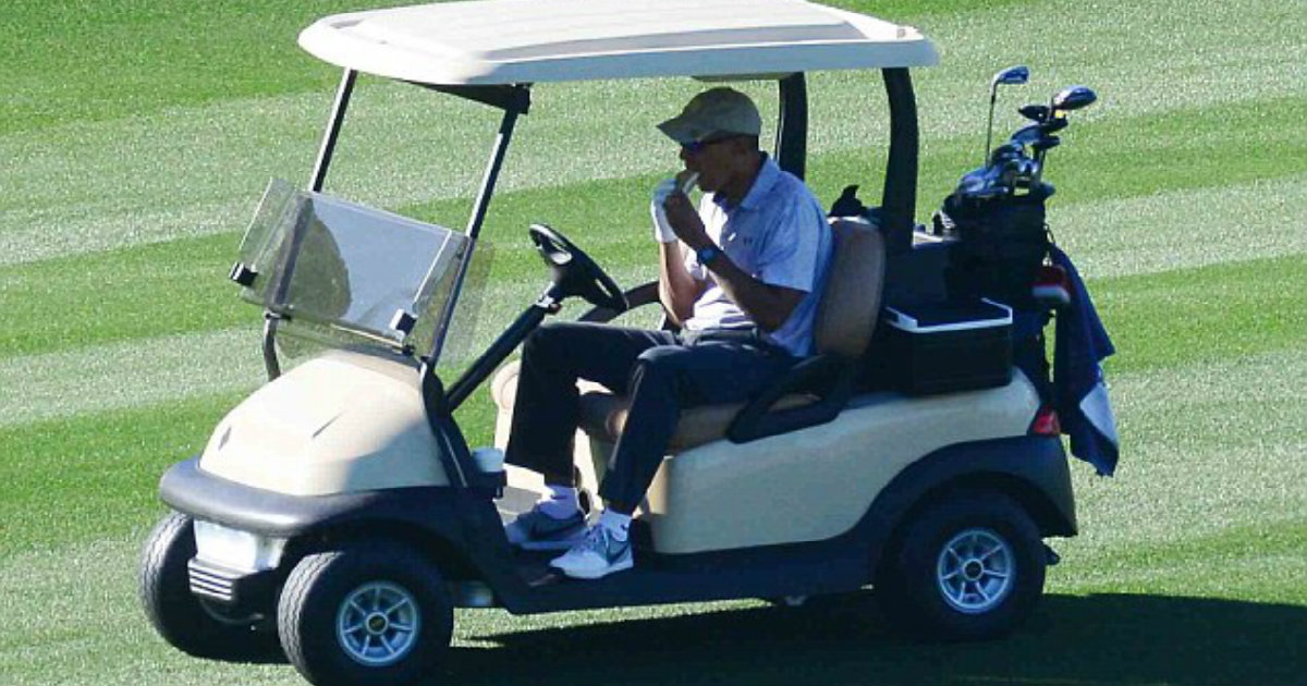 Obama juega al golf en su primer día como ex presidente © Daily Mail/ Giles Harrison