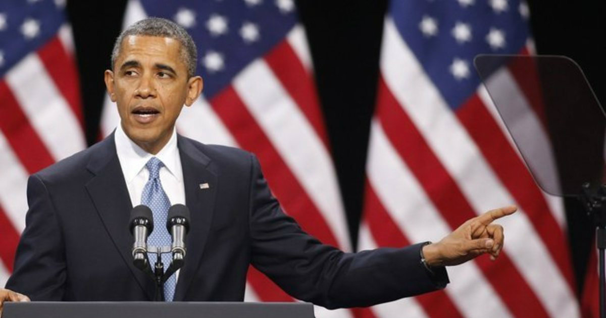 Barack Obama señala durante un discurso con la bandera de EEUU de fondo © Notimex