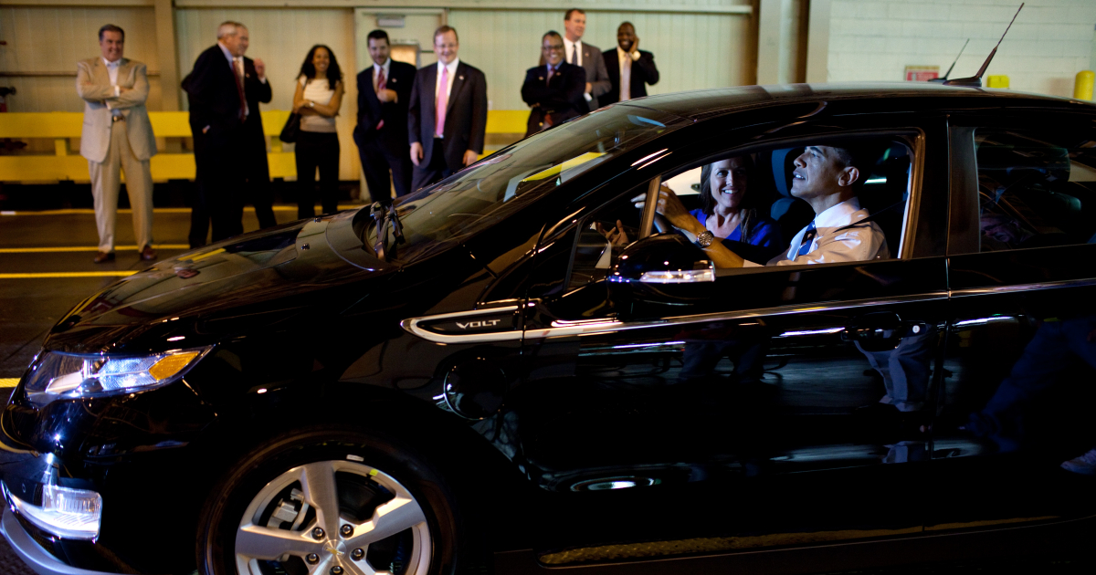 Obama maneja un Chevy eléctrico © Wikimedia Commons