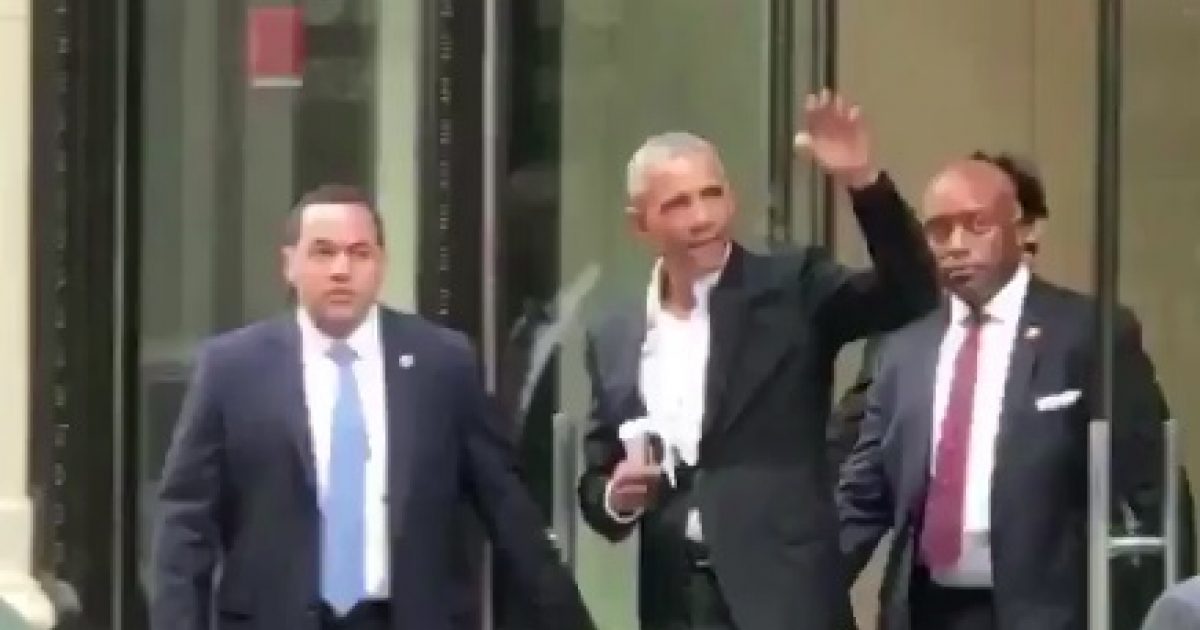 Barack Obama saludando en Nueva York café en mano © Twitter / Kiara Mia