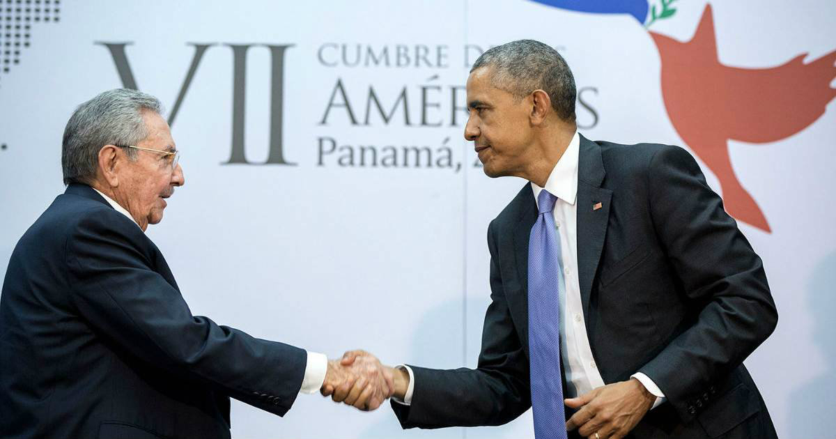 Raúl Castro y Barack Obama, en la Cumbre de las Américas de Panamá. © Wikimedia Commons.