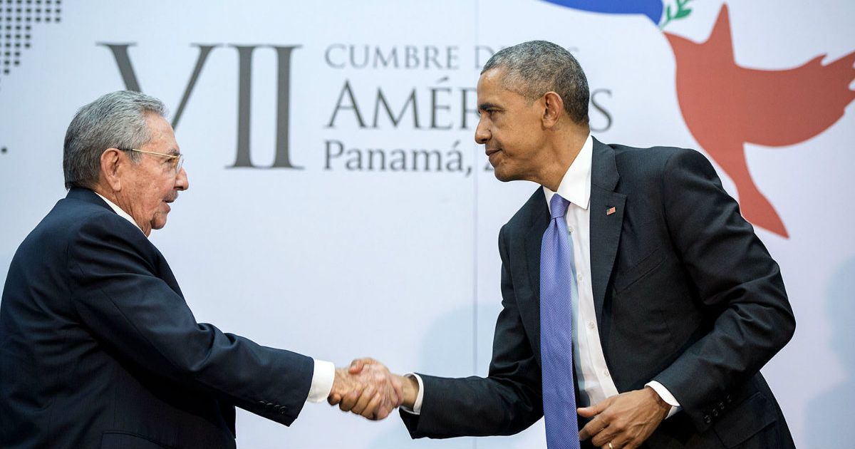 Raúl Castro y Obama estrechan las manos en una imagen de archivo © Wikimedia Commons