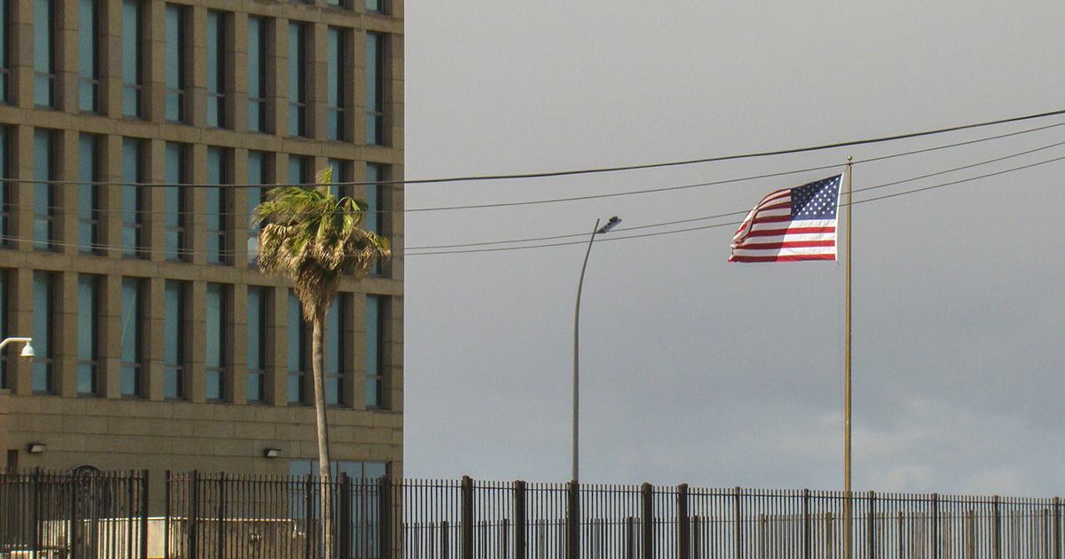 Bandera estadounidense ondeando en la embajada de La Habana © CiberCuba