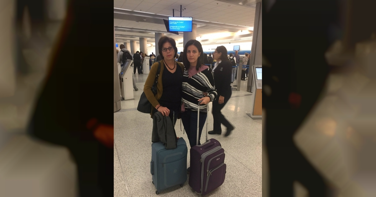 María Payá y su madre Ofelia Acevedo, en el aeropuerto © Twitter / @RosaMariaPaya