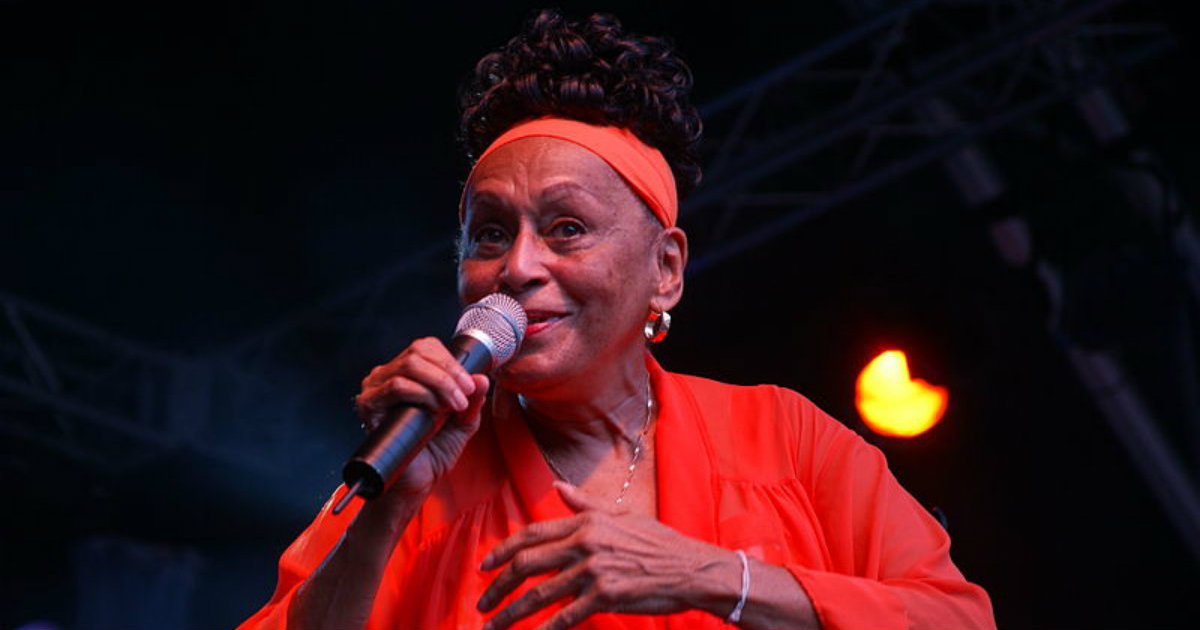 La cantante de la isla Omara Portuondo en pleno concierto © Wikimedia Commons