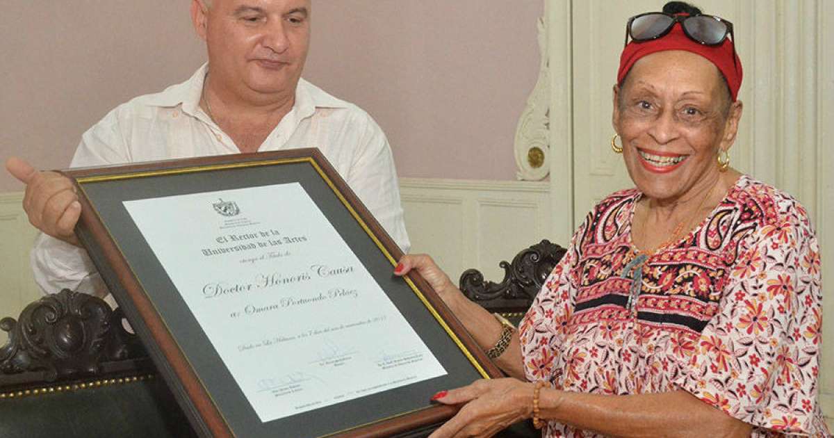 La cantante cubana Omara Portuondo recibiendo el título de Doctora Honoris Causa © Cubadebate / Juan C. Borjas