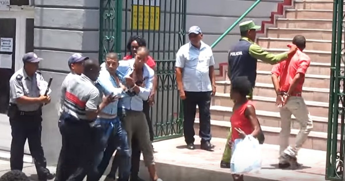 Detención de opositores en la Catedral de Santiago de Cuba el 26 de julio © UNPACU / Youtube