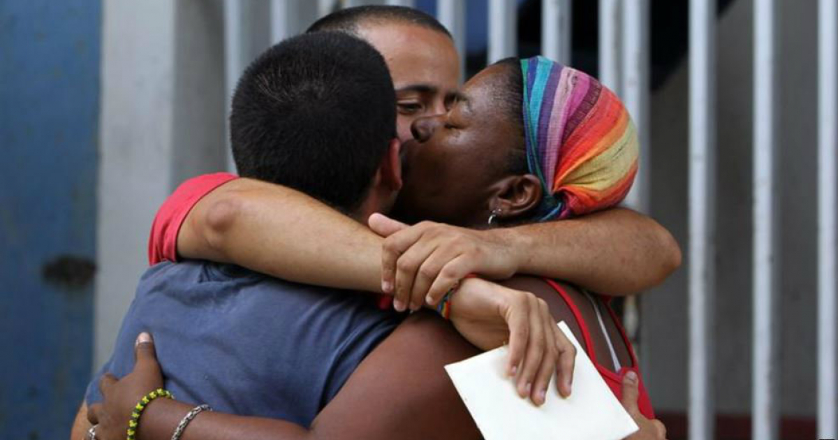 Tres cubanos se besan en la calle mientras entrelazan sus brazos en el día del Orgullo Gay © 