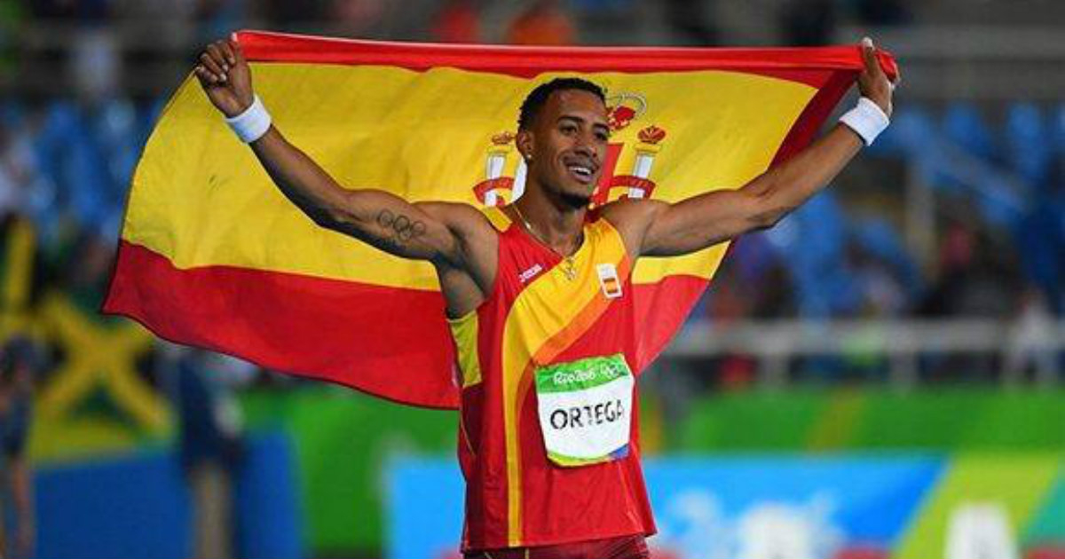 El atleta hispano-cubano Orlando Ortega levantando la bandera de España © Cubadebate