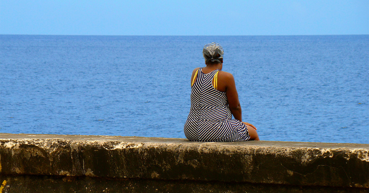 Mujer en el Malecón. © CinerCuba.