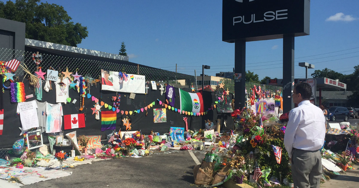 Flores, recuerdos y banderas del orgullo gay en la entrada del local Pulse. © Flickr / Dannel Malloy