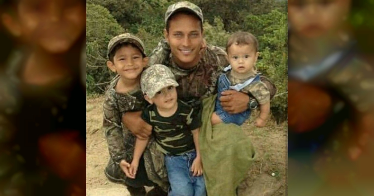 El insurgente Óscar Pérez junto a sus hijos en una imagen de archivo © Facebook / Mario Vallejo