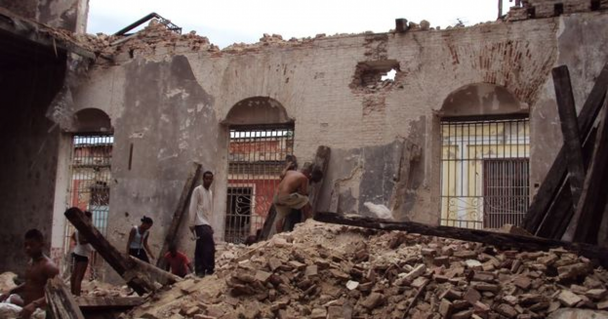 El Palacio Goytisolo rodeado de escombros y totalmente destruido © 