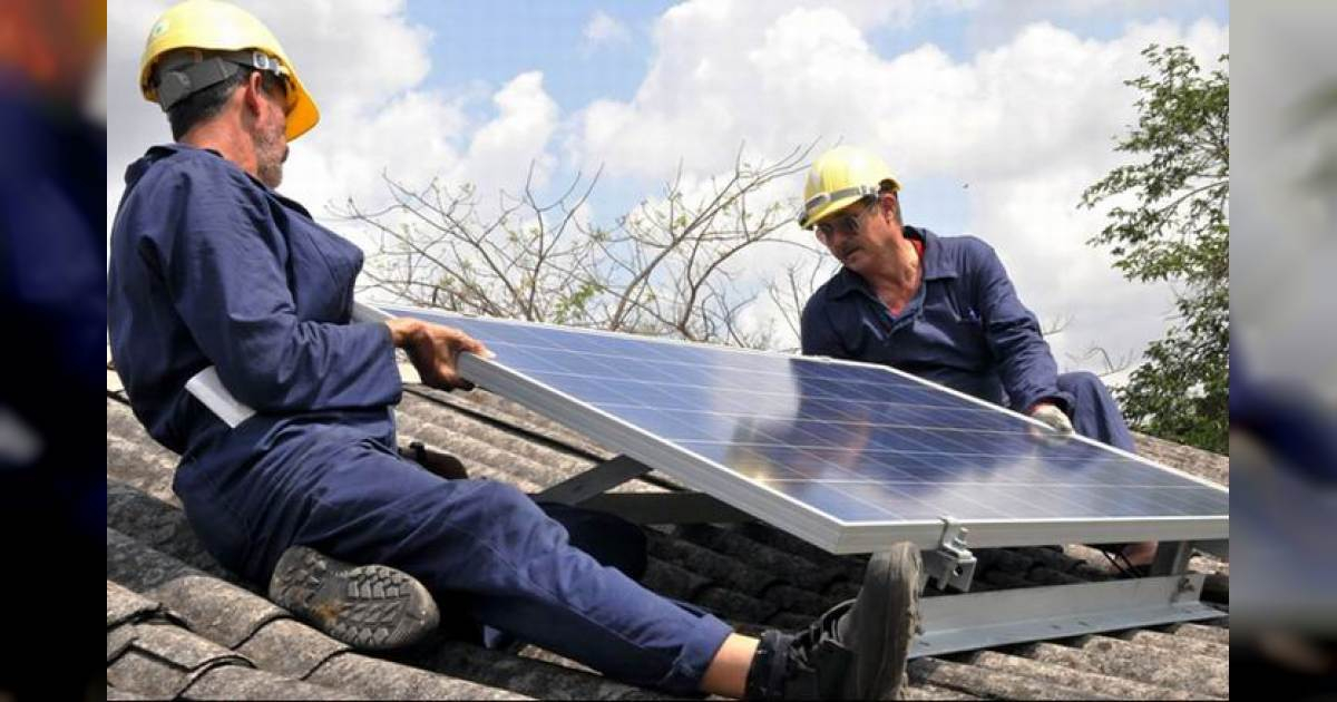 Instalación de paneles solares en una casa en Cuba. © Vanguardia.
