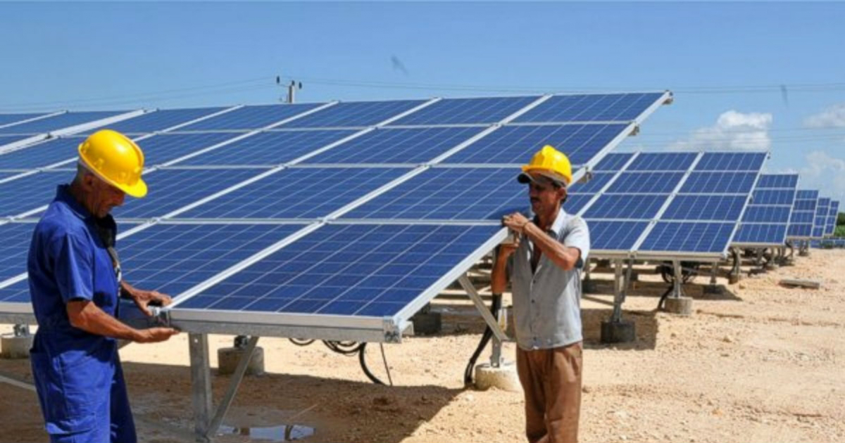 Instalación de un panel solar en Cuba © Mundomundial21