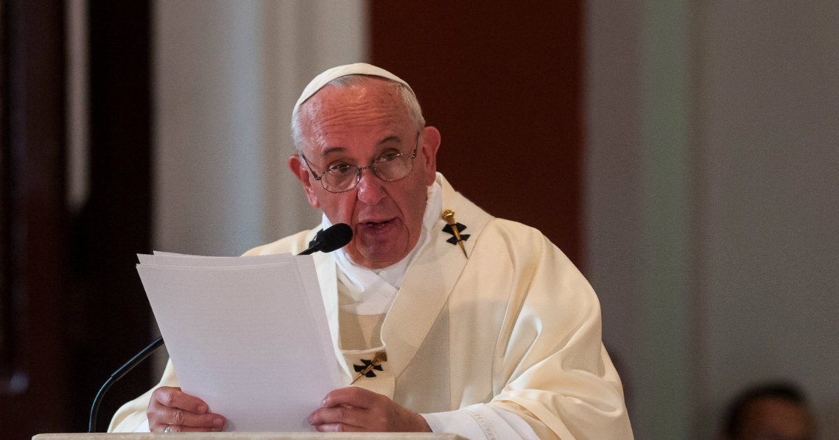El Papa Francisco leyendo un discurso durante una homilía © Flickr / Calixto N. Llanes