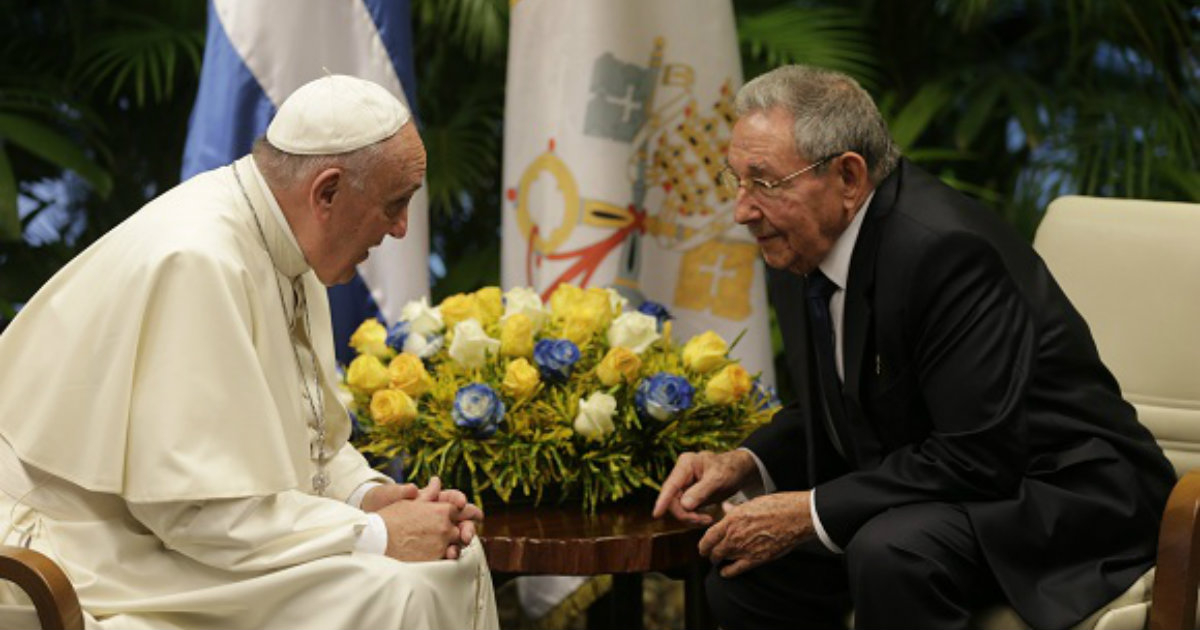 El papa Francisco y Raúl Castro conversando en La Habana © Ismael Francisco / Cubadebate