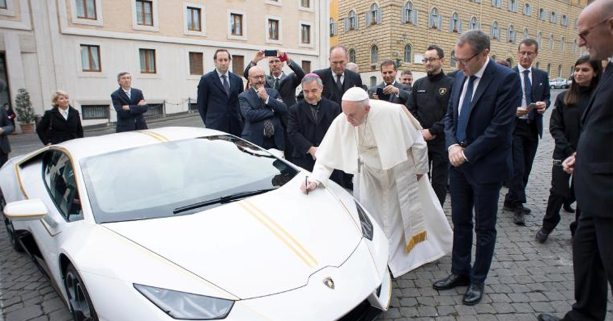 El Papa bendice un Lamborghini © CNN / Twitter