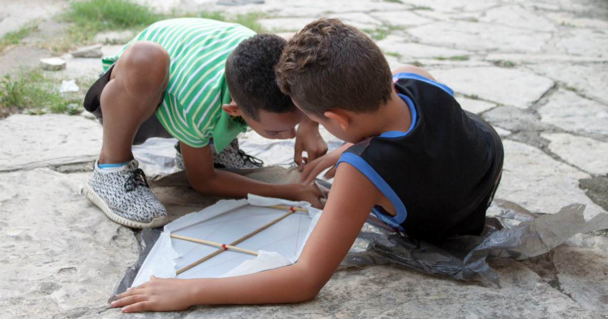Niños cubanos haciendo un papalote © CiberCuba/José Roberto Loo Vázquez