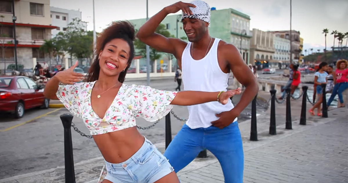 ▶ VIDEO: ESPECTACULAR: Pareja de cubanos bailando salsa en el medio del Mal...
