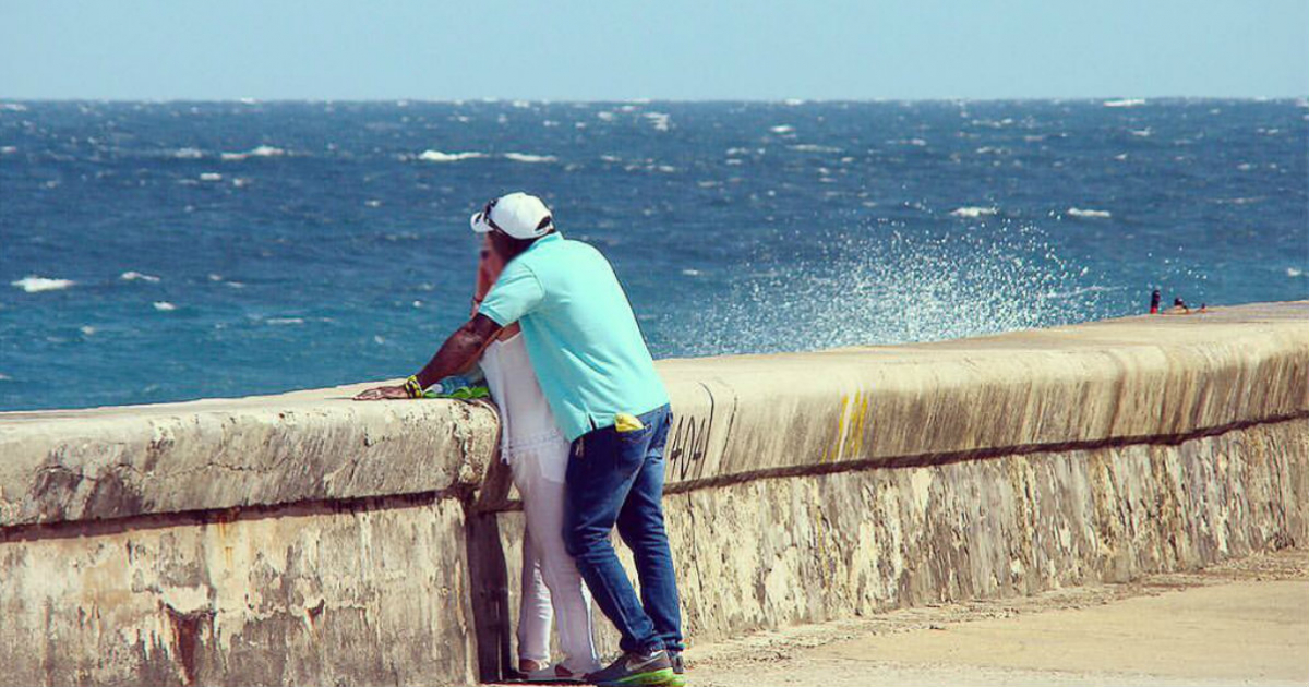 Una pareja en el malecón de La Habana © CiberCuba