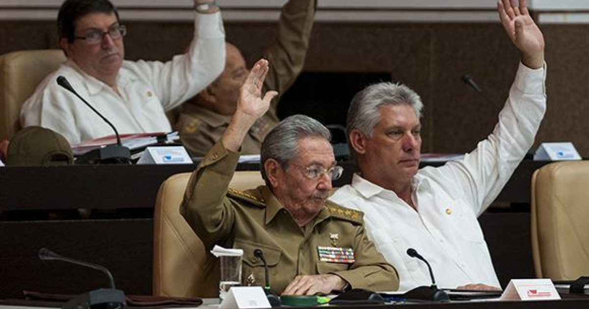 Raúl Castro y Díaz Canel durante una votación en el parlamento cubano. © Irene Pérez/ Cubadebate