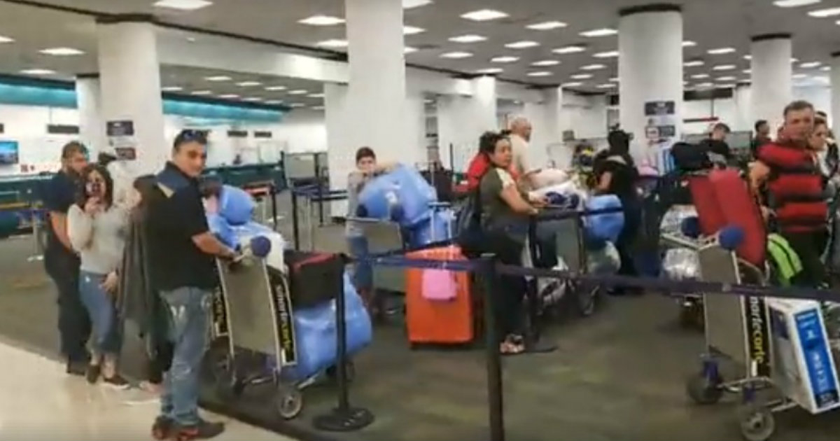 Cubanos varados en el aeropuerto de Miami © CiberCuba