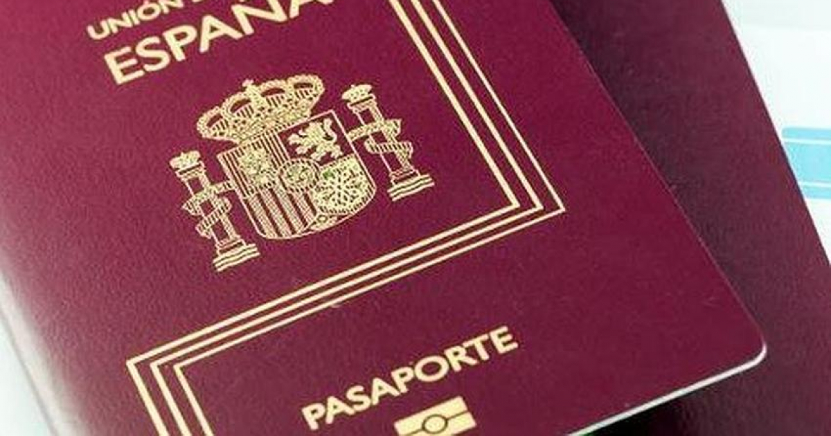 Pasaporte español © Cuba en Miami