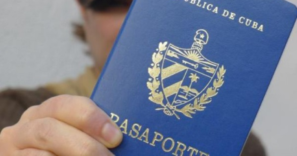 Una ciudadana cubana muestra su pasaporte © Cubanet