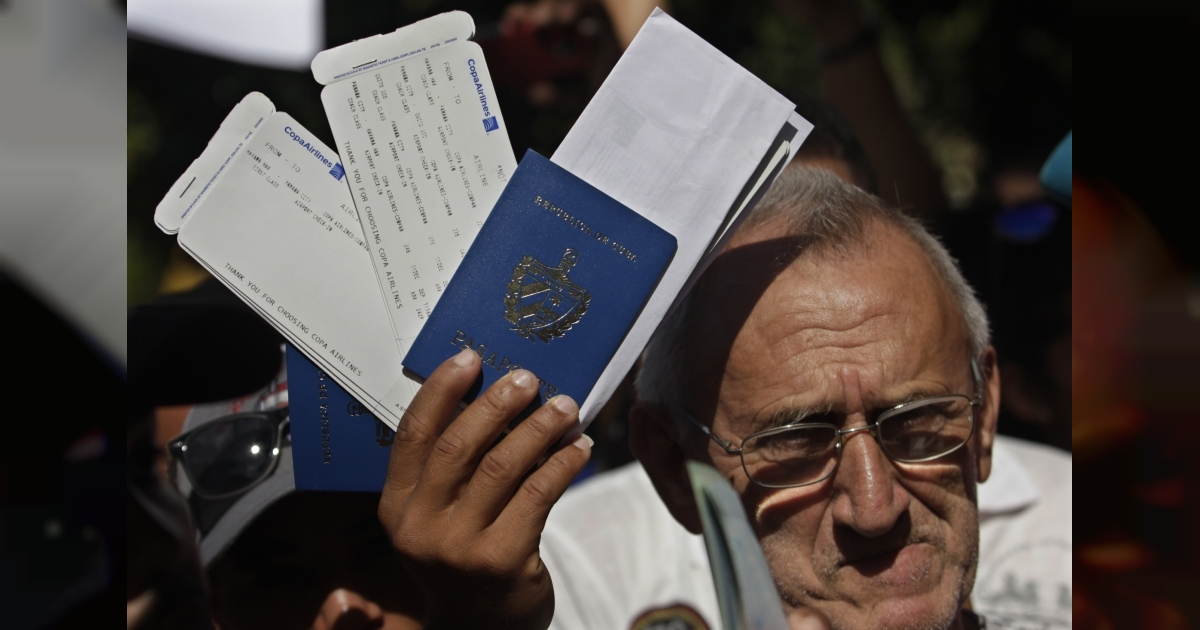 Un hombre se cubre con un pasaporte cubano. © News Agency