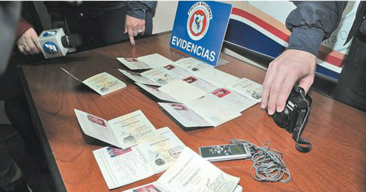 Mesa con varios pasaportes falsificados para ciudadanos cubanos © 