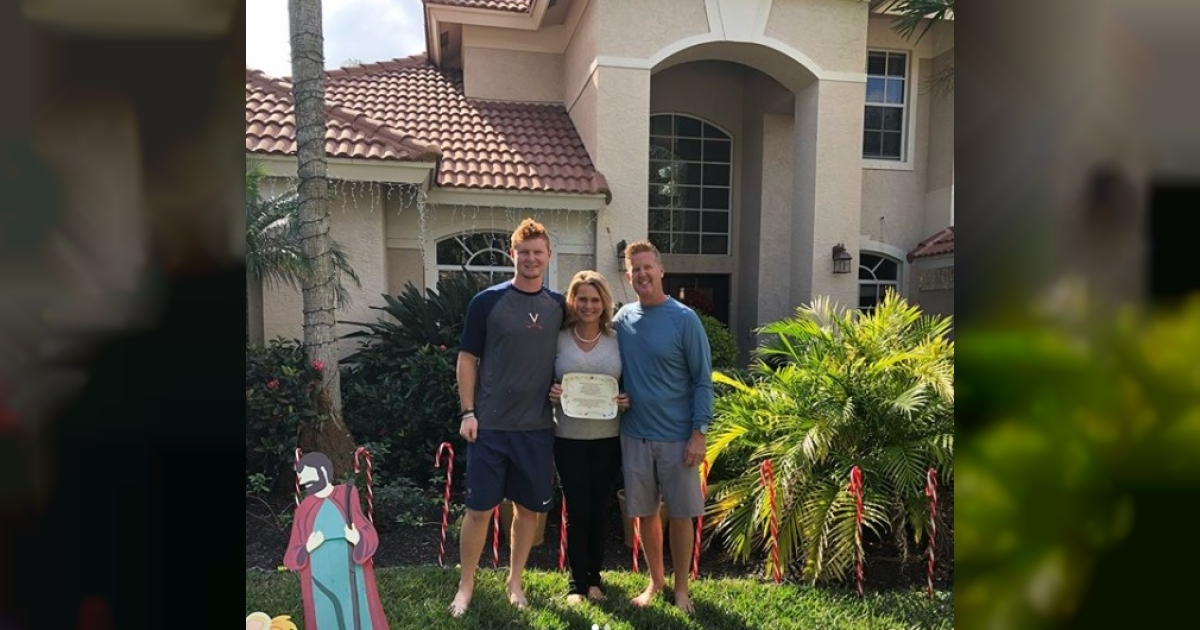 El pelotero Pavin Smith junto a sus padres © Instagram / Pavin Smith