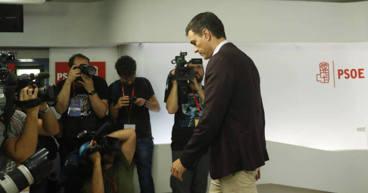 Pedro Sánchez se marcha cabizbajo tras anunciar su dimisión © El País / Claudio Álvarez