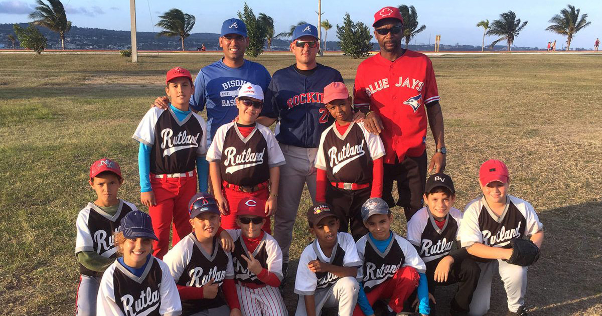 Tim Jackson (arriba a la derecha), junto a algunos miembros de una academia de béisbol en Cárdenas © kelownacapnews