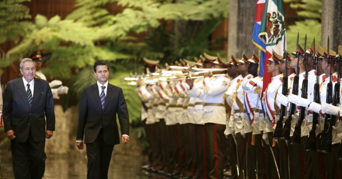 Raúl Castro y Enrique Peña Nieto durante una recepción en La Habana © Wikimedia Commons