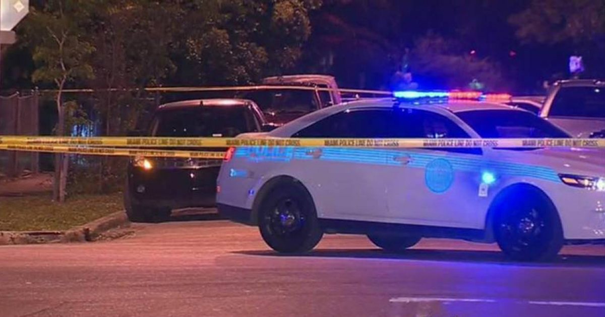 Autoridades policiales investigando asesinato en La Pequeña Habana (Miami) © CBS4 Miami