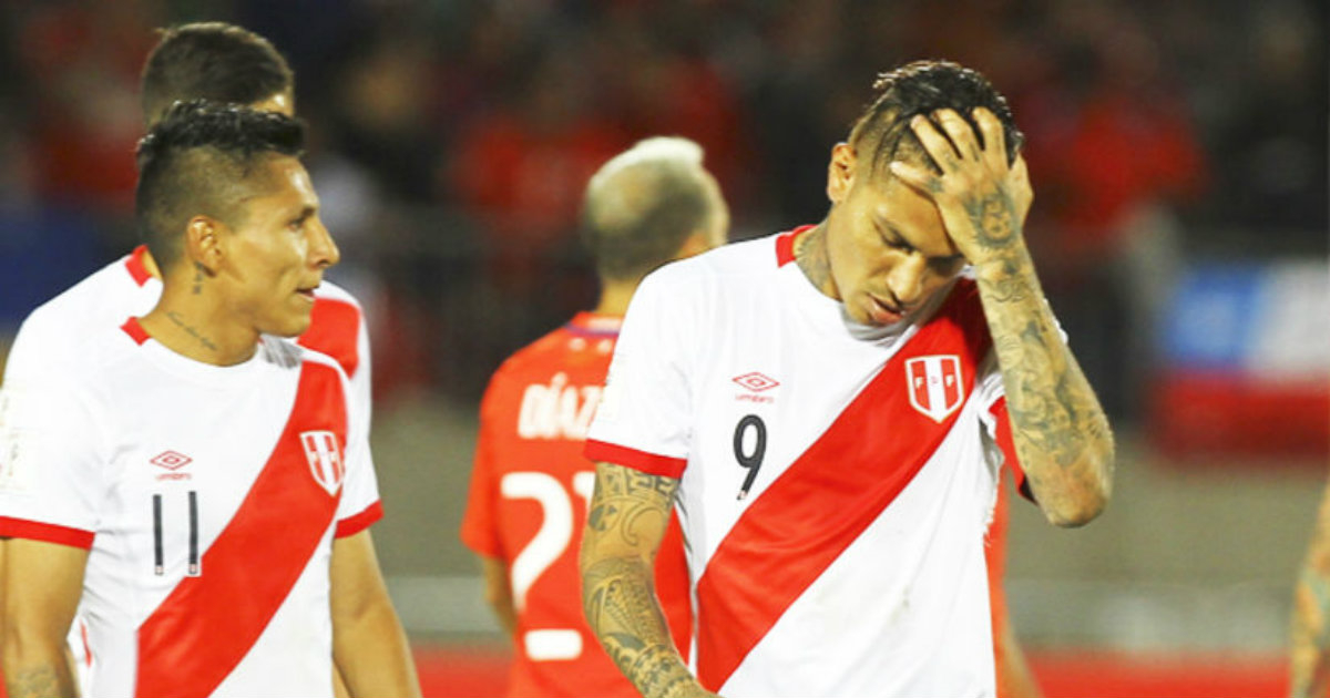 Jugadores peruanos se lamentan durante un partido © Líbero